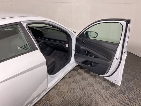 New 2025 Hyundai Elantra SEL image 31