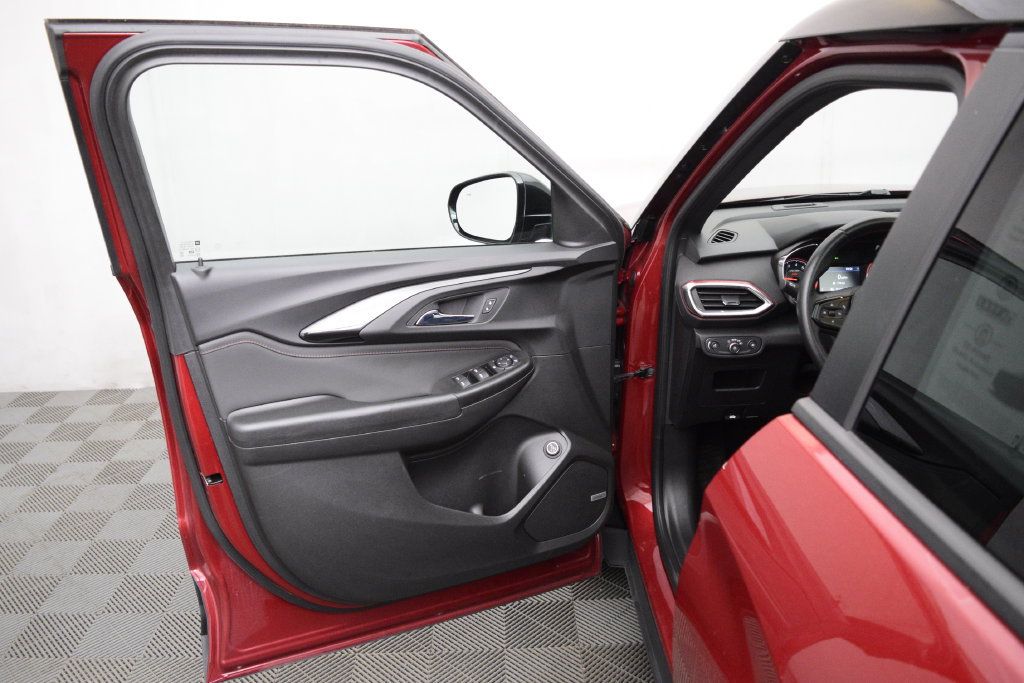 Used 2021 Chevrolet TrailBlazer RS w/ Sun and Liftgate Package AWD/4WD image 9