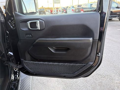 Used 2025 Jeep Wrangler Sahara image 15