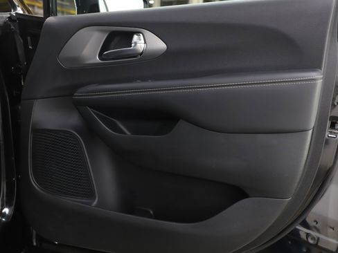Used 2025 Chrysler Pacifica Select FWD image 9