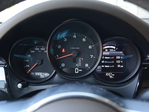 Certified 2018 Porsche Macan AWD/4WD image 17
