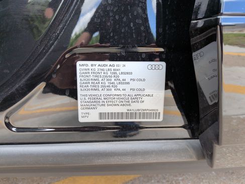 Certified 2024 Audi Q4 e-tron Premium Plus w/ Premium Plus AWD/4WD image 36