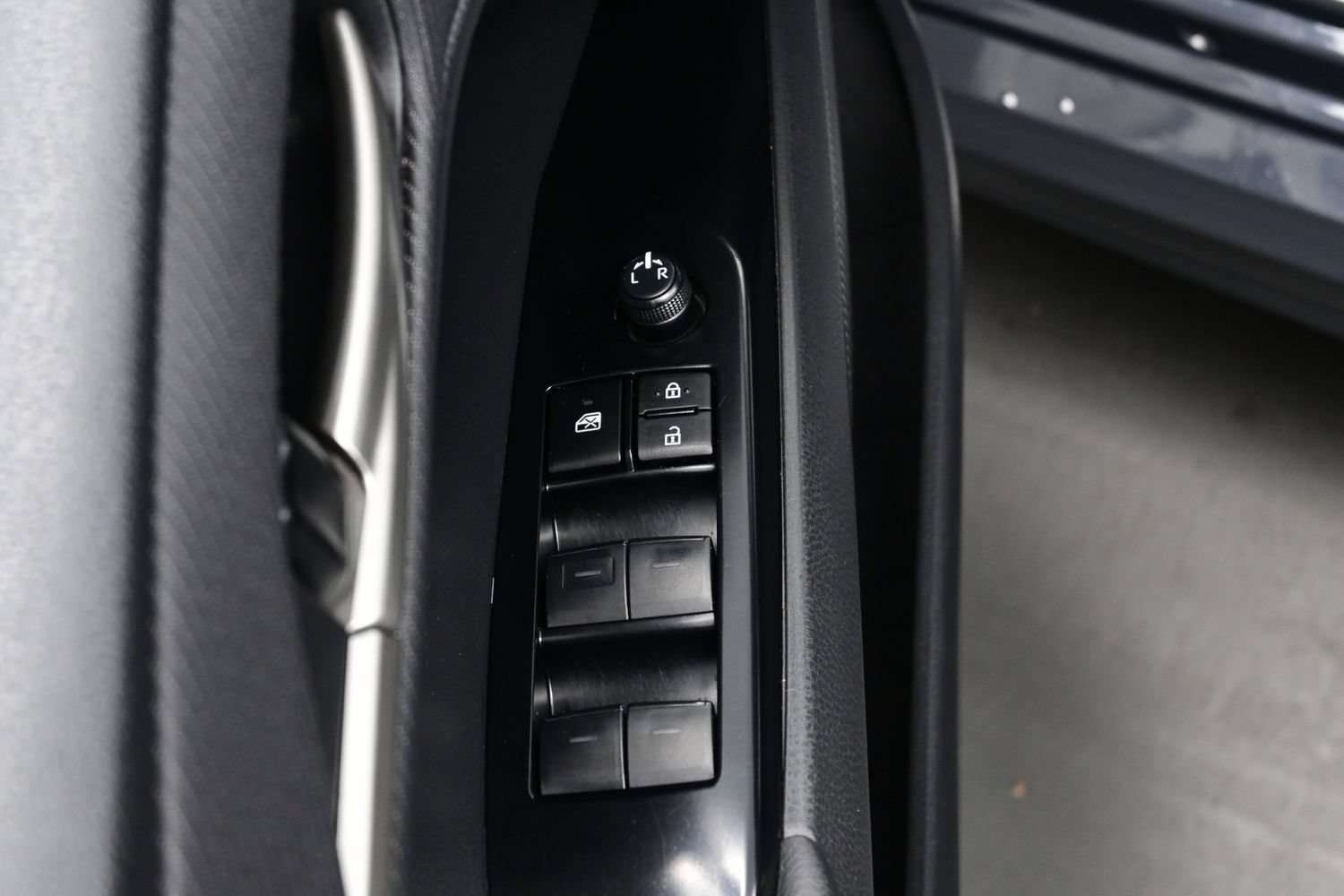 Used 2025 Toyota Camry SE FWD image 10