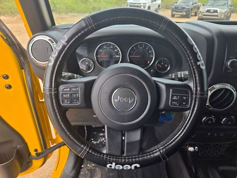 Used 2015 Jeep Wrangler Unlimited Rubicon w/ Connectivity Group AWD/4WD image 21