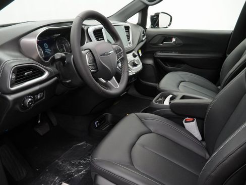 New 2026 Chrysler Pacifica Select image 16