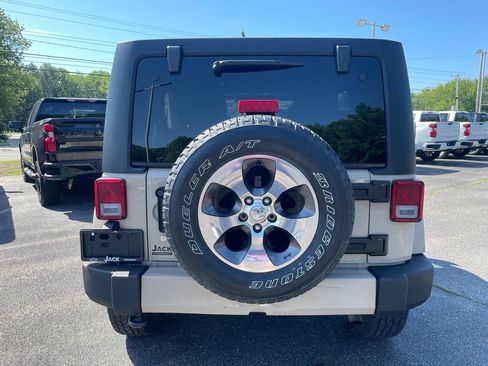 Used 2016 Jeep Wrangler Unlimited Sahara w/ Dual Top Group AWD/4WD image 5