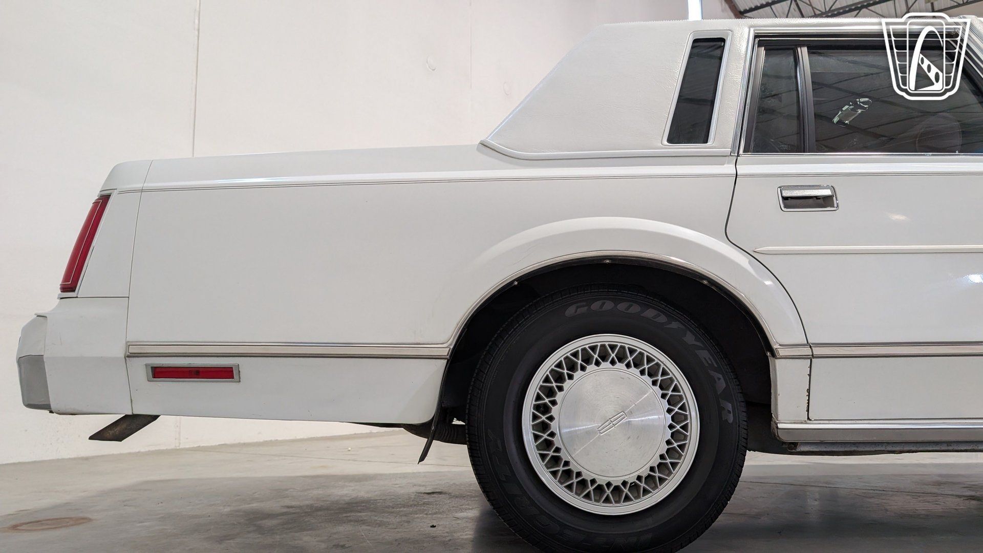 Used 1988 Lincoln Town Car RWD image 34
