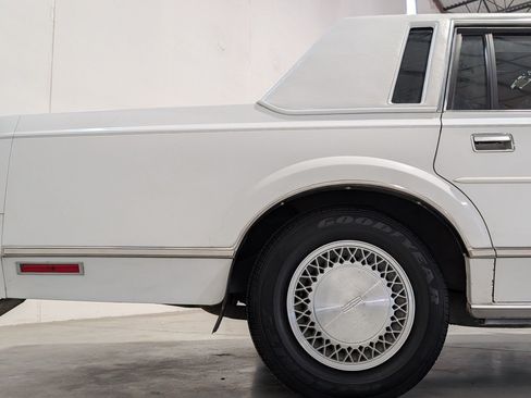 Used 1988 Lincoln Town Car RWD image 34