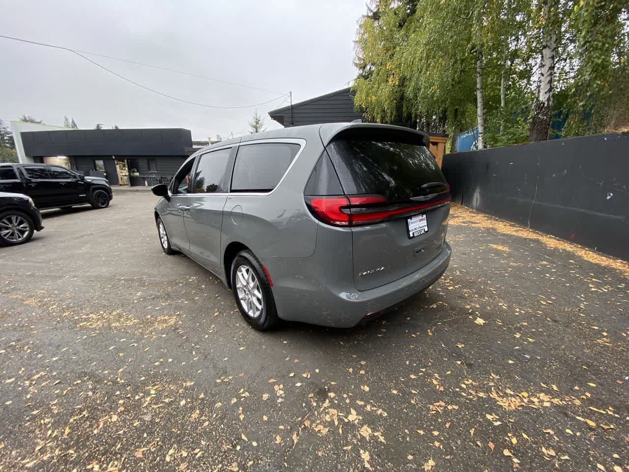 Used 2025 Chrysler Pacifica Select FWD image 4