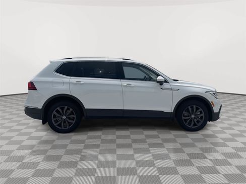 Used 2024 Volkswagen Tiguan SE w/ Panoramic Sunroof Package AWD/4WD image 12