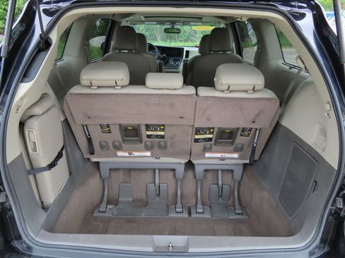 Used 2016 Toyota Sienna XLE w/ XLE Navigation Package FWD image 17