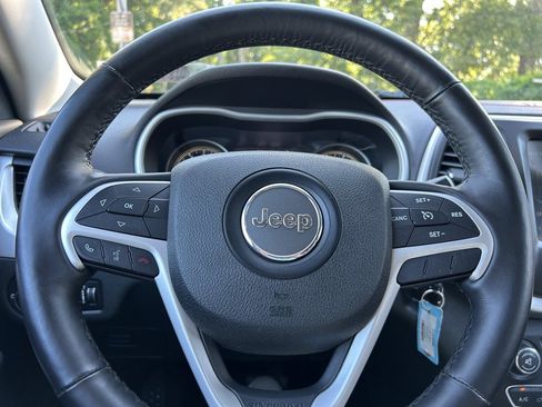 Used 2015 Jeep Cherokee Trailhawk w/ Leather Interior Group AWD/4WD image 16