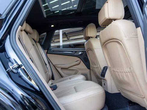 Used 2021 Porsche Macan image 48