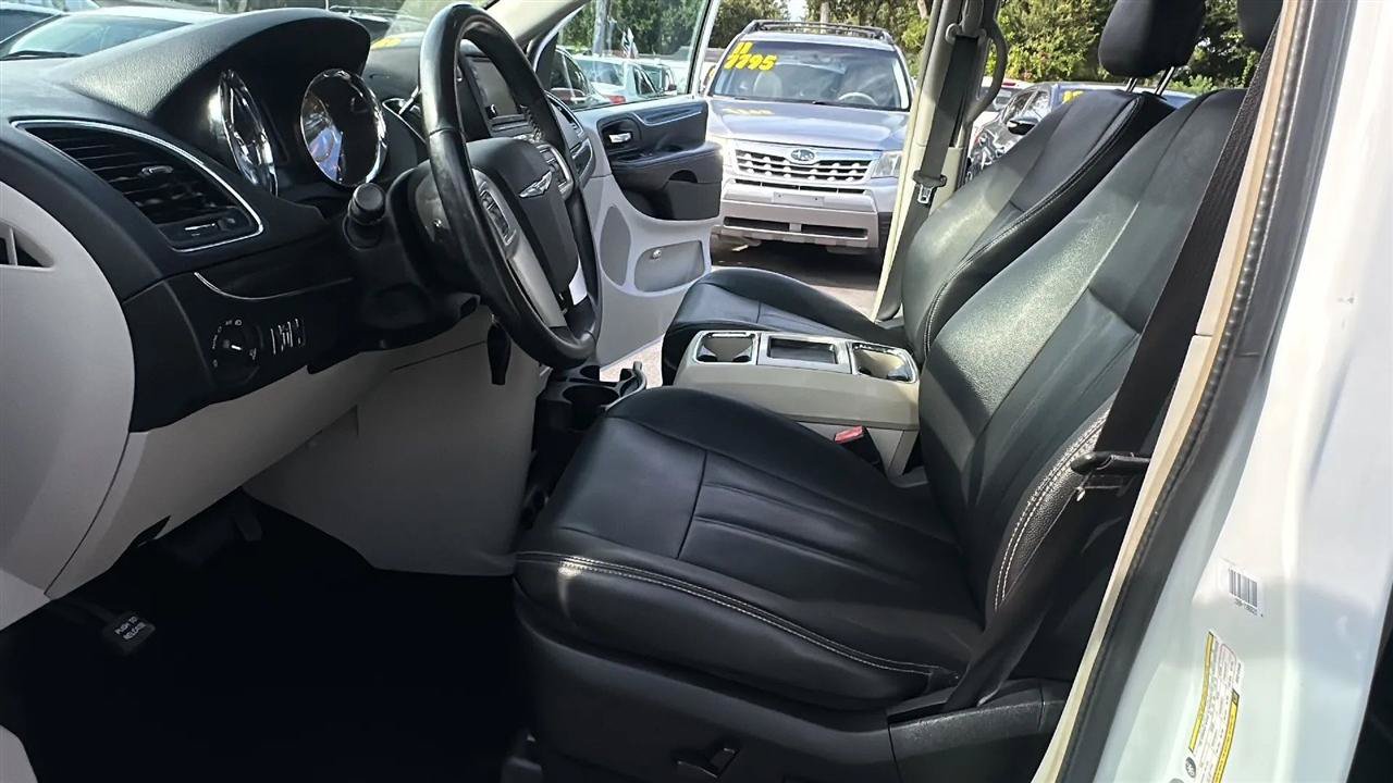 Used 2016 Chrysler Town & Country Touring FWD image 20