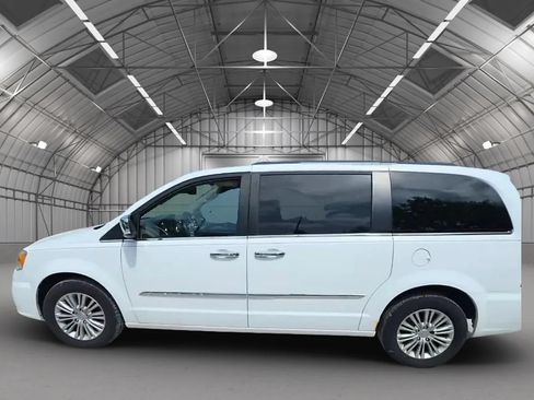 Used 2015 Chrysler Town & Country Touring-L w/ Driver Convenience Group FWD image 15