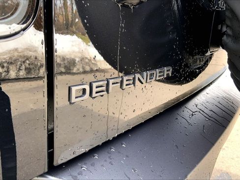 New 2026 Land Rover Defender 110 X-Dynamic SE image 15