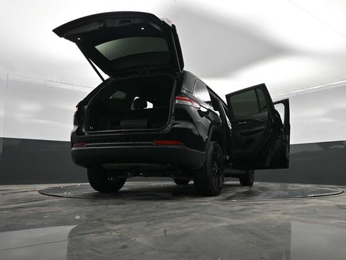 Used 2024 Jeep Grand Cherokee Altitude image 42