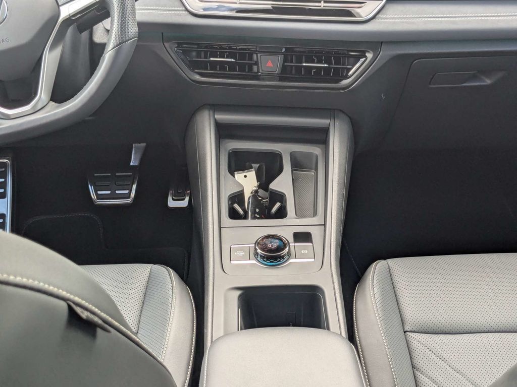 Certified 2025 Volkswagen Tiguan SE R-Line AWD/4WD image 25