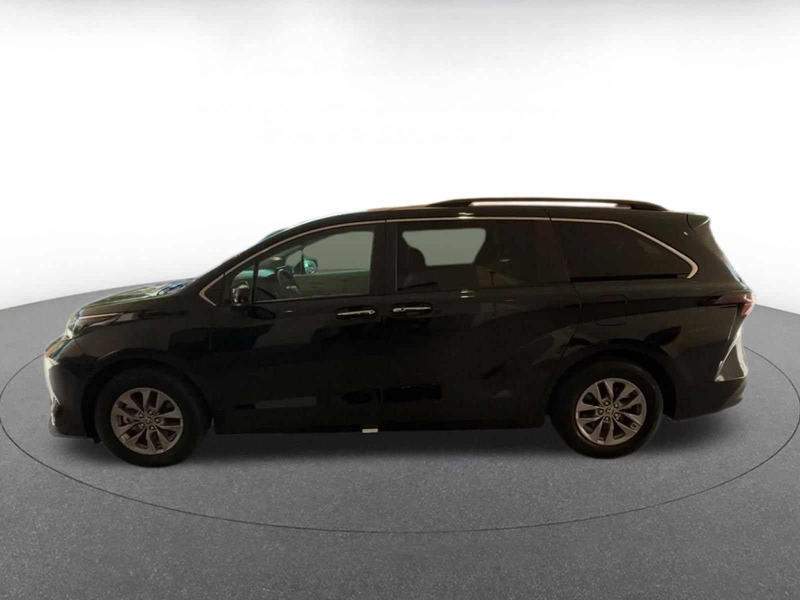 Used 2025 Toyota Sienna XLE FWD image 8