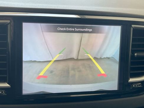 Used 2023 Chrysler Pacifica Touring-L FWD image 17