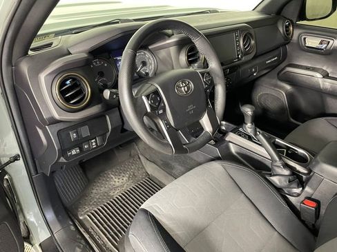 Used 2022 Toyota Tacoma TRD Sport AWD/4WD image 3