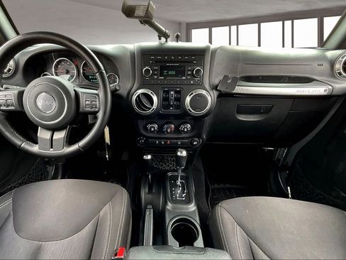 Used 2016 Jeep Wrangler Unlimited Rubicon w/ Connectivity Group image 7