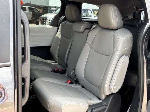 Used 2025 Toyota Sienna XLE FWD image 16