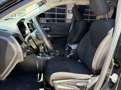 Used 2019 Jeep Cherokee Latitude w/ Popular Appearance Group FWD image 11