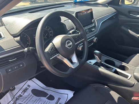 Used 2025 Nissan Altima 2.5 SV FWD image 10