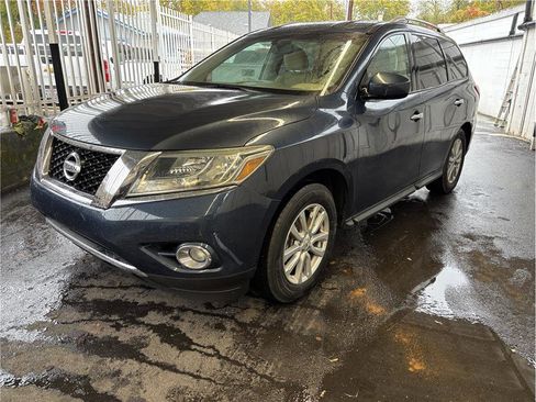 Used 2015 Nissan Pathfinder SV image 3