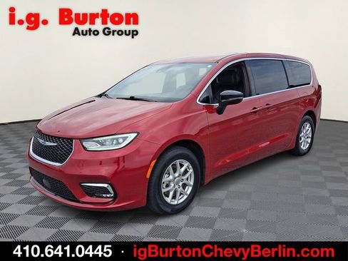 Used 2025 Chrysler Pacifica Select FWD image 3
