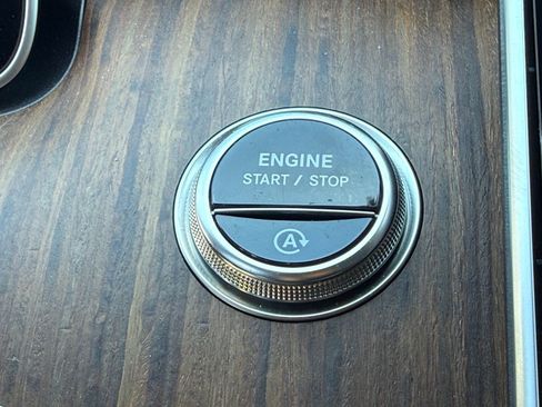 Used 2025 Mercedes-Benz C 300 Sedan image 40