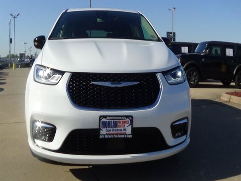 Used 2026 Chrysler Pacifica Limited FWD image 3