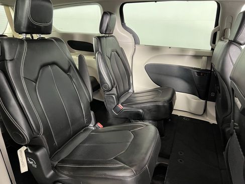 Certified 2024 Chrysler Pacifica Touring-L image 29