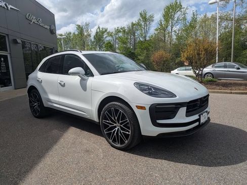 Used 2025 Porsche Macan AWD/4WD image 9