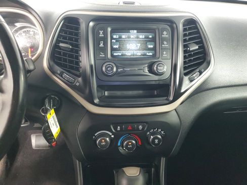 Used 2017 Jeep Cherokee Sport FWD image 16