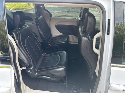Used 2023 Chrysler Pacifica Touring-L FWD image 28