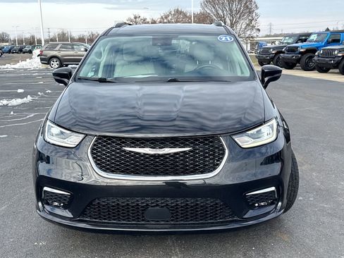 Used 2021 Chrysler Pacifica Touring-L image 8