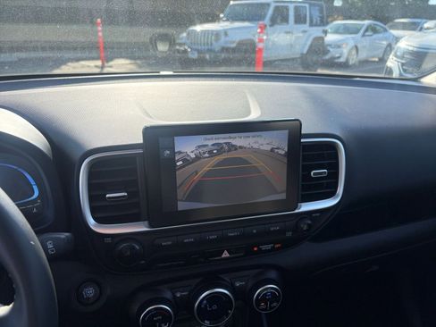 Used 2025 Hyundai Venue SEL image 22