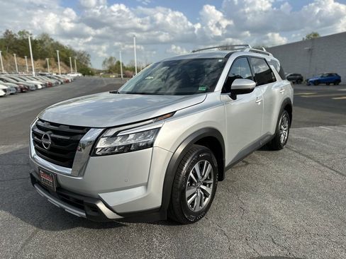 Used 2024 Nissan Pathfinder SL w/ Lighting Package (N92) image 3