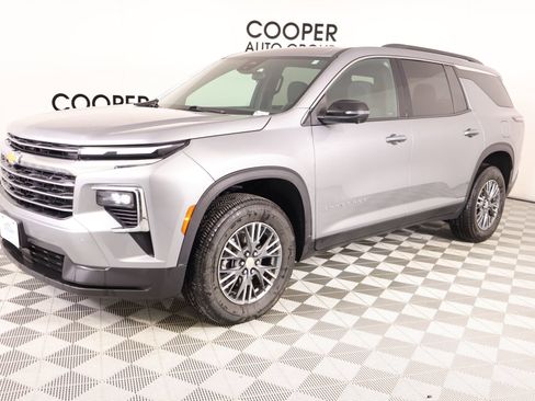 Used 2024 Chevrolet Traverse LT image 9