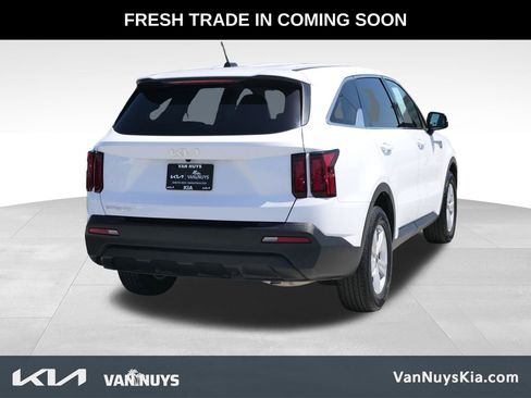 Used 2023 Kia Sorento LX FWD image 3