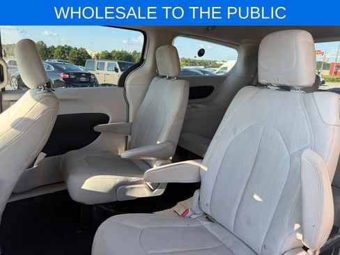 Used 2017 Chrysler Pacifica Touring w/ Tire & Wheel Group FWD image 21