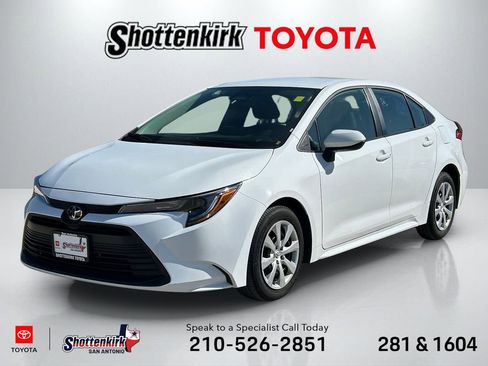 Certified 2025 Toyota Corolla LE image 1