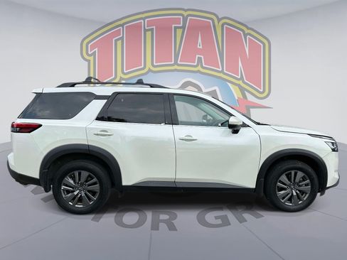 Used 2024 Nissan Pathfinder SV AWD/4WD image 2