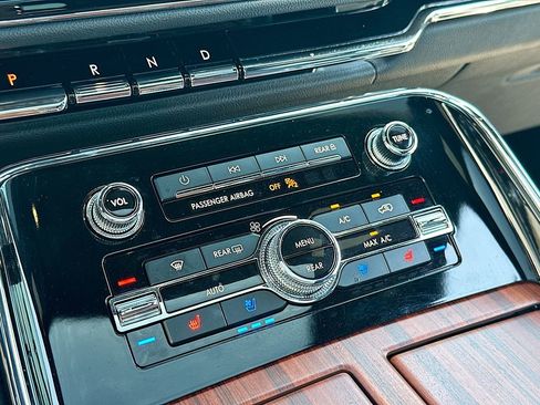 Certified 2024 Lincoln Navigator Premiere AWD/4WD image 14