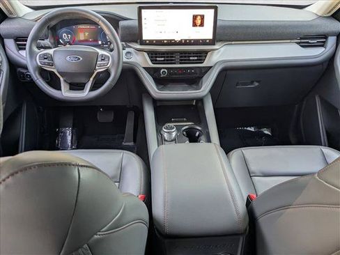 Used 2025 Ford Explorer Active w/ Active Comfort Package RWD image 17