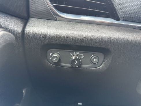 Used 2018 Chevrolet Traverse Premier image 39