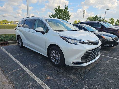 Certified 2022 Toyota Sienna XLE image 1