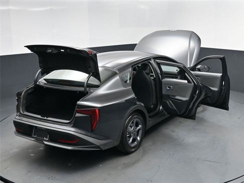 New 2025 Kia K4 LXS image 17